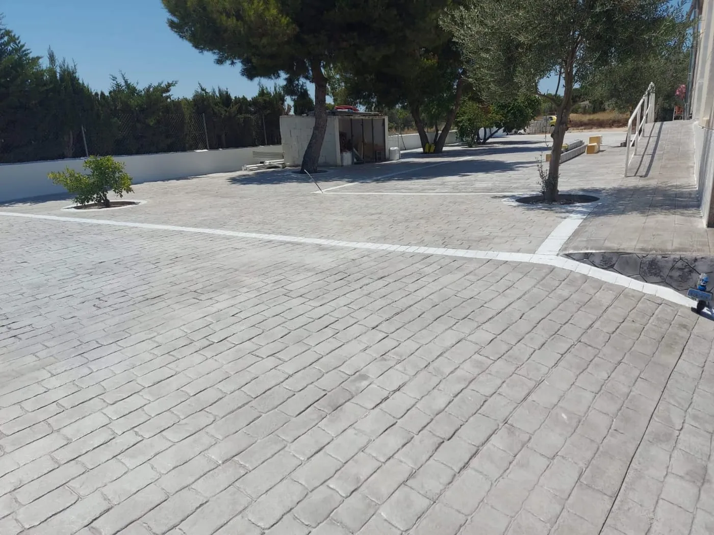 Acceso de una casa con hormigón impreso de adoquín gris