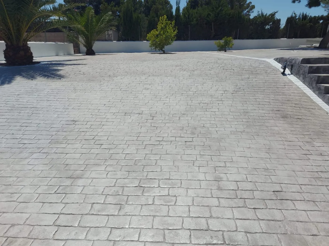 Explanada de acceso de hormigón impreso de adoquín gris claro