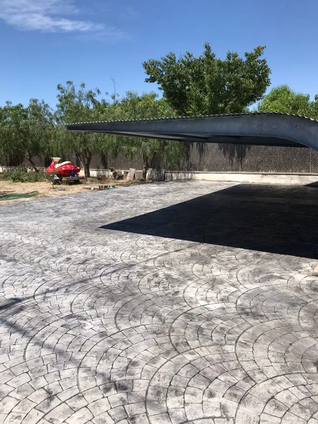 Parcela pavimentada con hormigón impreso de adoquín en abanico