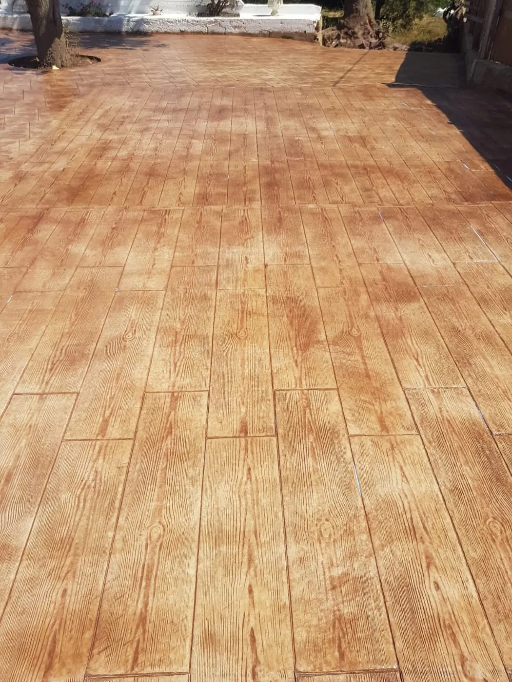 Patio de hormigón impreso con molde de tablas de madera