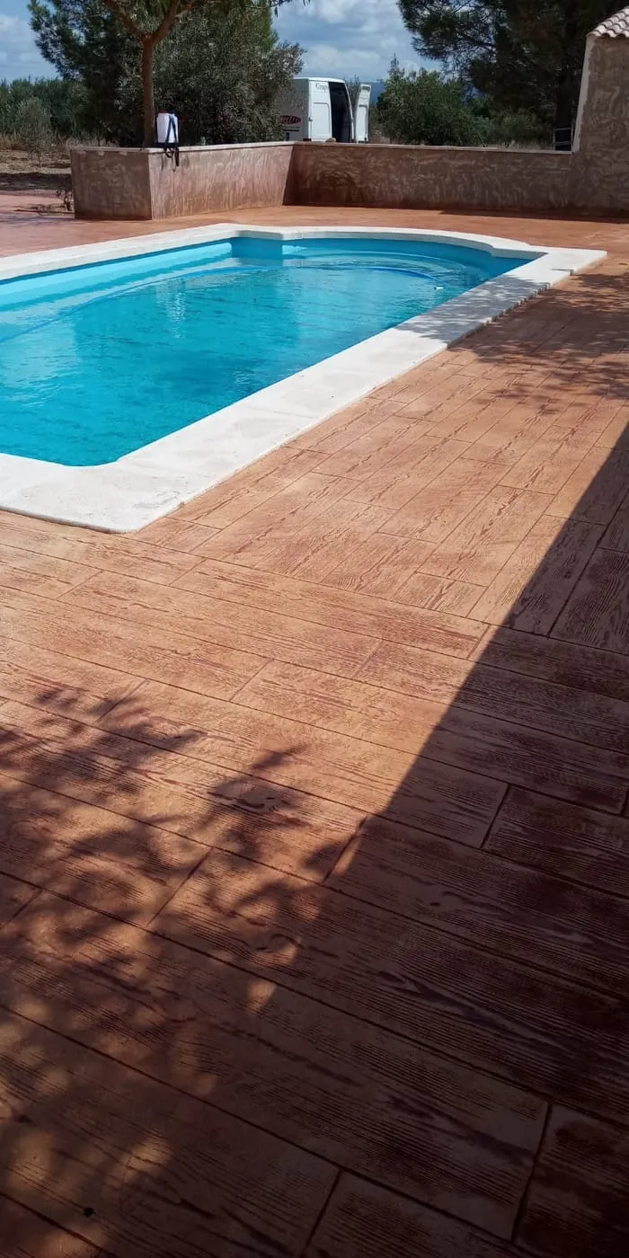 Playa de piscina en hormigón impreso con molde de madera