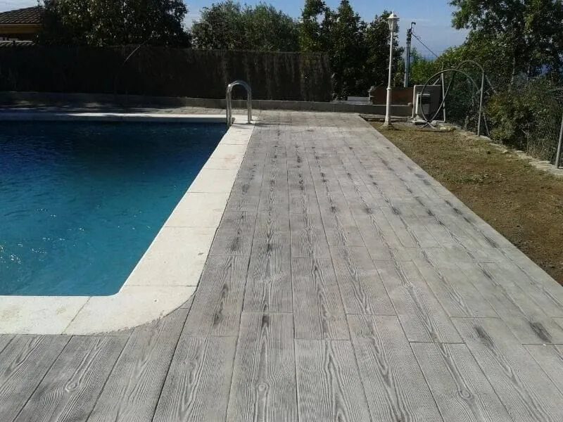 Playa de piscina en hormigón impreso con molde de tablas de madera